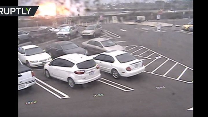 Βίντεο ντοκουμέντο: Καρέ καρέ η πτώση αεροπλάνου σε αυτοκινητόδρομο της Καλιφόρνια!